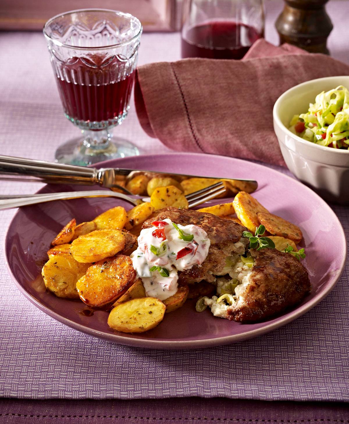 Hackschnitzel „Bifteki“ mit Ofenbratkartoffeln und Paprika-Tsatsiki Rezept