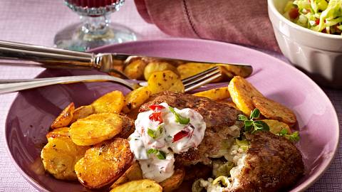 Hackschnitzel „Bifteki“ mit Ofenbratkartoffeln und Paprika-Tsatsiki Rezept - Foto: House of Food / Bauer Food Experts KG