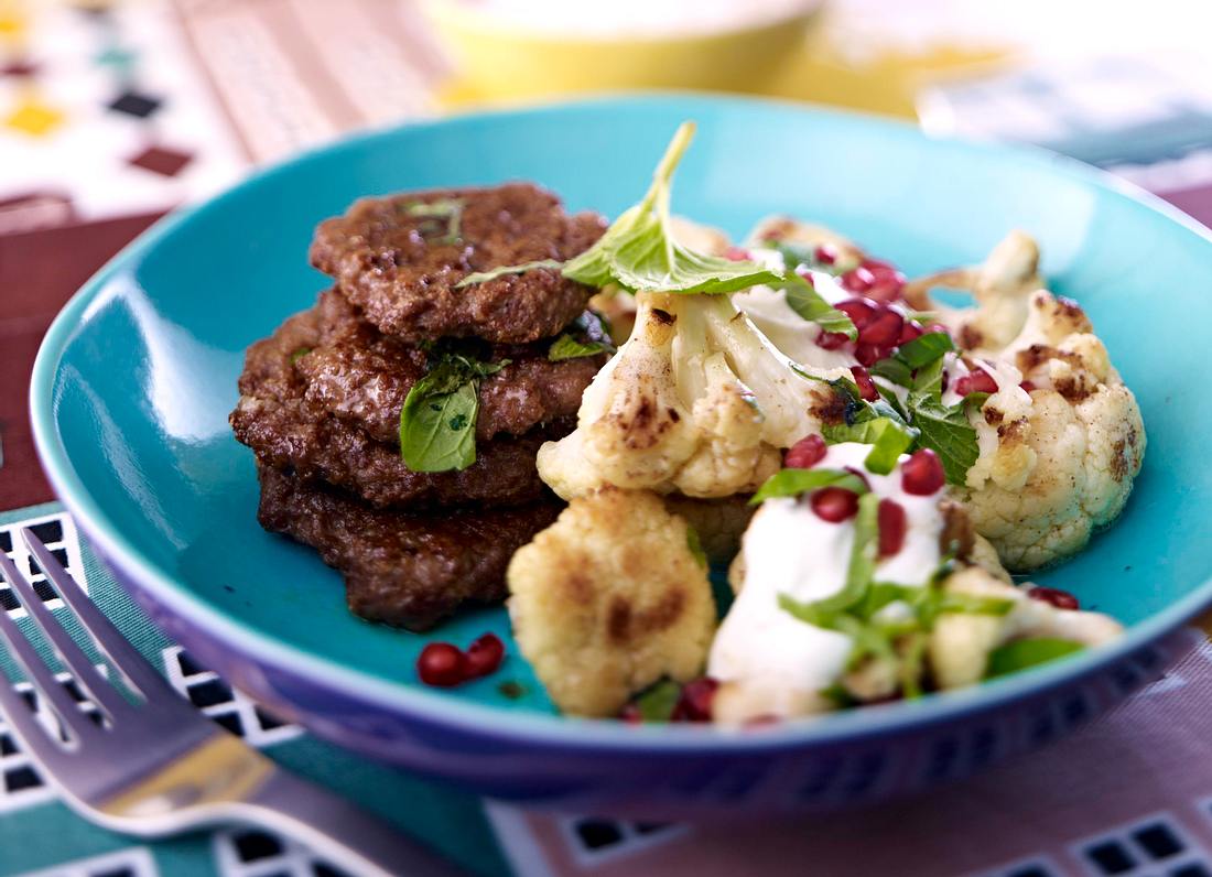 Hackschnitzelchen mit Blumenkohl und Feta-Minz-Joghurt Rezept Hackschnitzelchen mit Blumenkohl und Feta-Minz-Joghurt Rezept