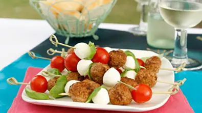 Hackspießchen Tomate-Mozzarella Rezept - Foto: LECKER @ Bauer Media Group