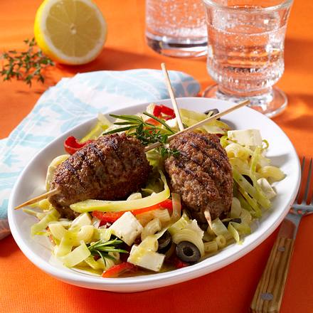 Hackspieße auf lauwarmem Nudelsalat Rezept Hackspieße auf lauwarmem Nudelsalat Rezept