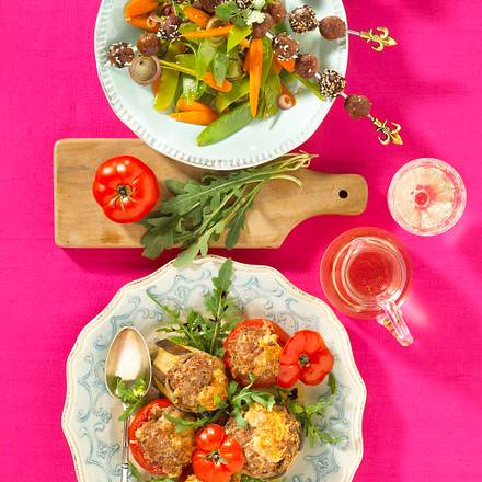 Hackspieße auf Möhren-Zuckerschoten-Salat Rezept Hackspieße auf Möhren-Zuckerschoten-Salat Rezept