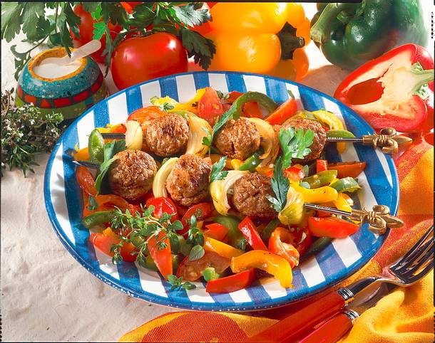 Hackspieße auf Paprikagemüse Rezept Hackspieße auf Paprikagemüse Rezept