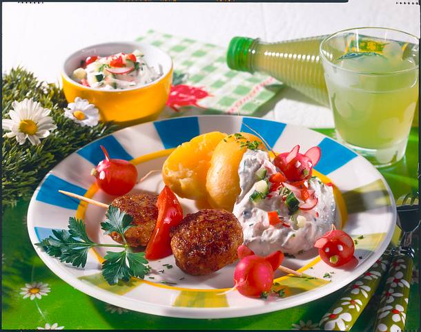 Hackspieße mit Radieschen-Quark Rezept Hackspieße mit Radieschen-Quark Rezept