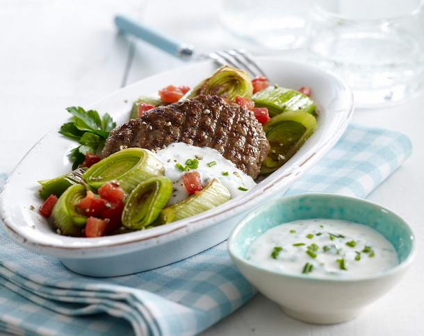 Hacksteak auf gebratenen Porreestücken und Kräuter-Joghurt Rezept