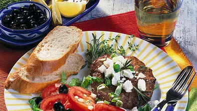 Hacksteak griechische Art Rezept - Foto: LECKER @ Bauer Media Group