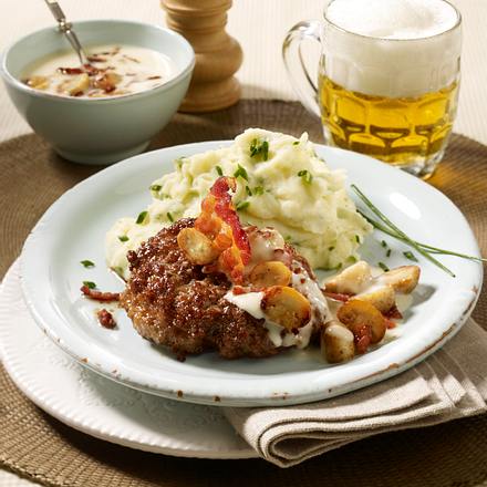 Hacksteak mit Champignon-Speck-Rahm und Kräuter-Kartoffelpüree Rezept