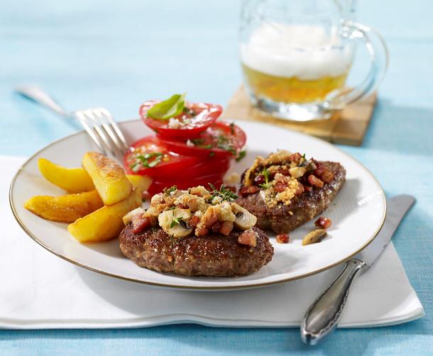 Hacksteak mit Speck-Pilzkruste, Kartoffelspalten und Tomatensalat. Rezept Hacksteak mit Speck-Pilzkruste, Kartoffelspalten und Tomatensalat. Rezept