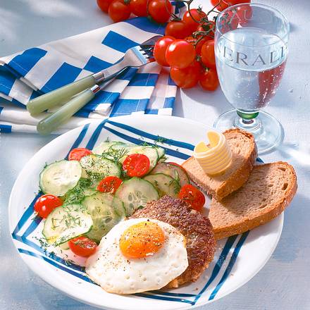 Hacksteak mit Spiegelei und Salat Rezept Hacksteak mit Spiegelei und Salat Rezept