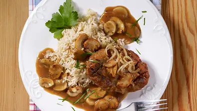 Hacksteaks mit Jägersoße Rezept - Foto: LECKER @ Bauer Media Group