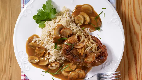 Hacksteaks mit Jägersoße Rezept - Foto: LECKER @ Bauer Media Group