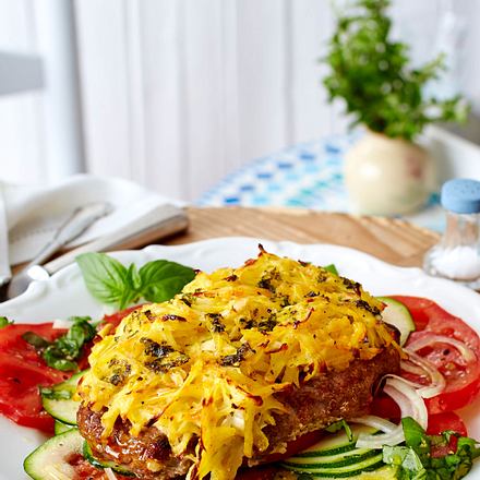 Hacksteaks mit Röstikruste auf Zucchini-Tomaten-Salat Rezept Hacksteaks mit Röstikruste auf Zucchini-Tomaten-Salat Rezept