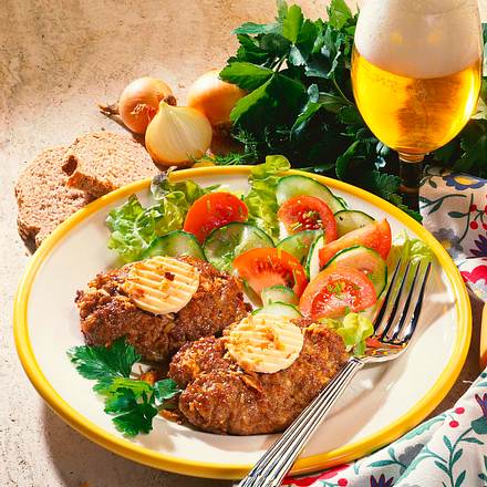 Hacksteaks mit Salat Rezept Hacksteaks mit Salat Rezept