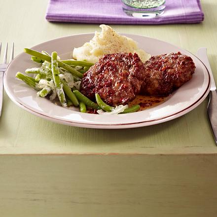 Hacksteaks zu Crème fraîche-Bohnen Rezept Hacksteaks zu Crème fraîche-Bohnen Rezept