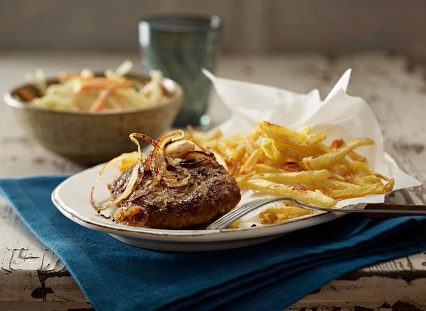 Hacksteakteller mit Cole Slaw-Salat und Pommes Rezept Hacksteakteller mit Cole Slaw-Salat und Pommes Rezept