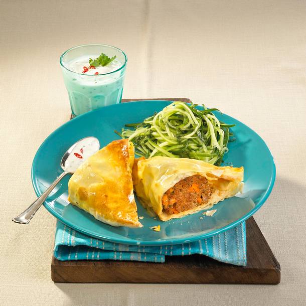 Hacktaschen zu Gurkensalat und Joghurtdip Rezept Hacktaschen zu Gurkensalat und Joghurtdip Rezept