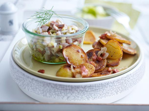 Häckerle mit Bratkartofeln und Gurkensalat Rezept