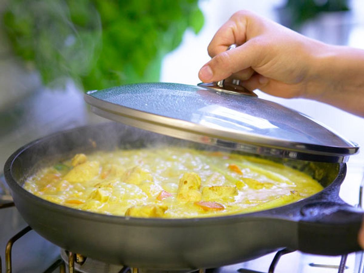 Hähnchen-Curry zugedeckt köcheln