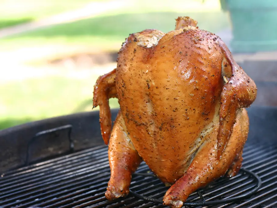 Auf einem Hähnchenbräter lässt sich das Hähnchen im Ganzen grillen