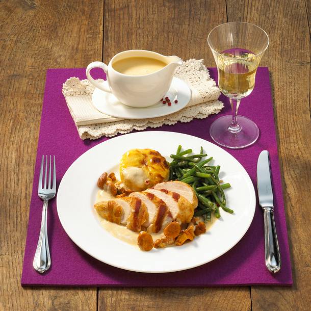 Hähnchen im Speckmantel mit Müller-Thurgau-Schaumsoße zu Pfifferlingen Rezept Hähnchen im Speckmantel mit Müller-Thurgau-Schaumsoße zu Pfifferlingen Rezept