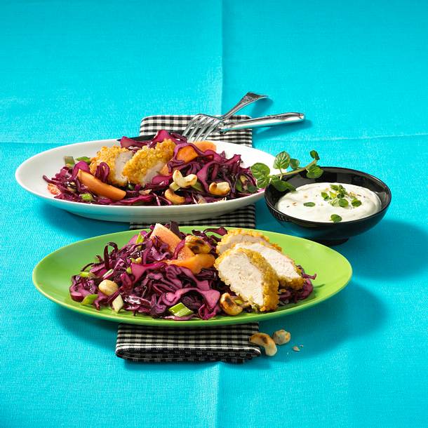 Hähnchen in Bulgurhülle auf orientalischem Rotkohlsalat Rezept Hähnchen in Bulgurhülle auf orientalischem Rotkohlsalat Rezept