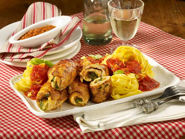Hähnchen-Involtini mit Bandnudeln und Tomatensoße Rezept Hähnchen-Involtini mit Bandnudeln und Tomatensoße Rezept