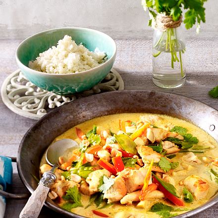 Hähnchen-Kokos-Curry mit Blumenkohlreis Rezept Hähnchen-Kokos-Curry mit Blumenkohlreis Rezept