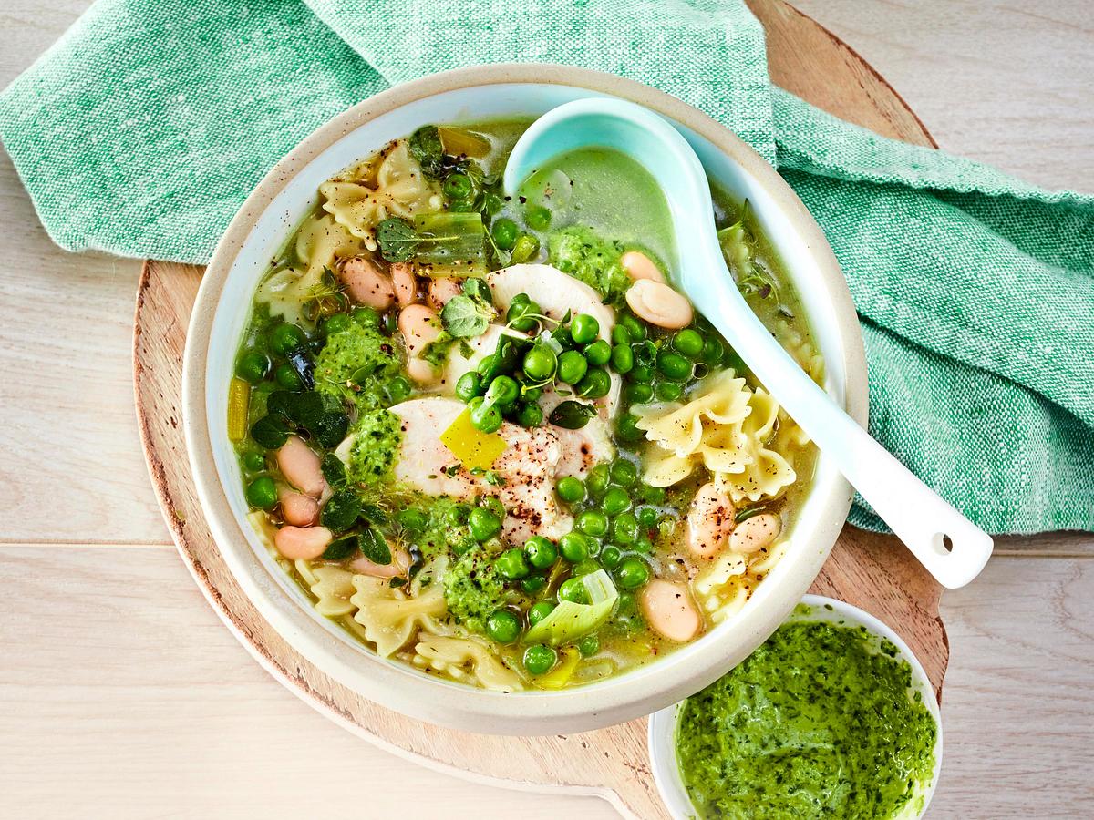 Hähnchen-Minestrone mit Erbsen-Pesto Rezept