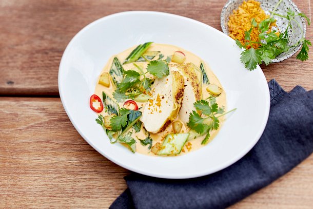 Hähnchen mit Gurkencurry und gebratenen Kartoffelwürfeln Rezept Hähnchen mit Gurkencurry und gebratenen Kartoffelwürfeln Rezept