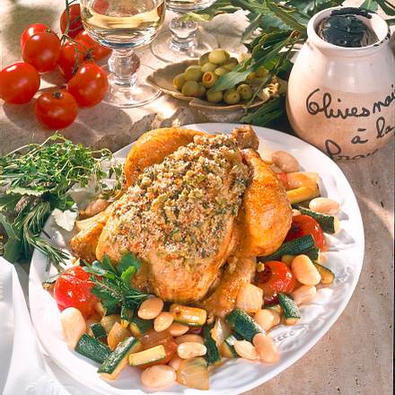 Hähnchen mit Oliven-Knoblauch-Kräuterkruste auf Gemüse Rezept Hähnchen mit Oliven-Knoblauch-Kräuterkruste auf Gemüse Rezept