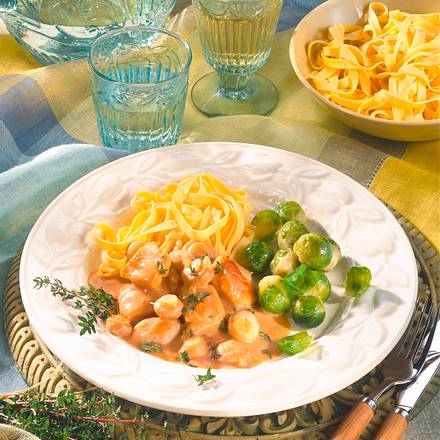 Hähnchen-Pilz-Gulasch mit Rosenkohl Rezept Hähnchen-Pilz-Gulasch mit Rosenkohl Rezept