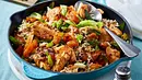 Eine blaue Gusseisenpfanne mit einem einfachen Rezept für Bratreis mit Hühnchen, Frühlingszwiebeln und Paprika. - Foto: LECKER @ Bauer Media Group