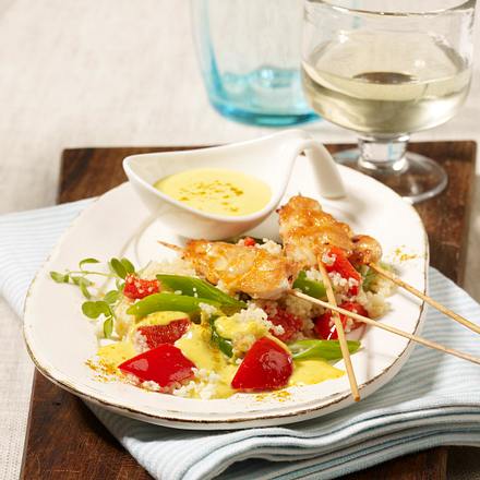 Hähnchen-Satéspieße auf Gemüse-Couscous und Currysoße Rezept