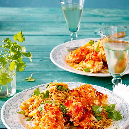 Hähnchen-Sesam-Bits mit Bratnudeln Rezept Hähnchen-Sesam-Bits mit Bratnudeln Rezept