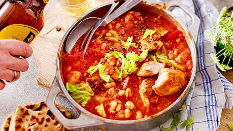 Camping-Rezepte: Hähnchen-Stew mit Baked Beans - Foto: House of Food / Bauer Food Experts KG