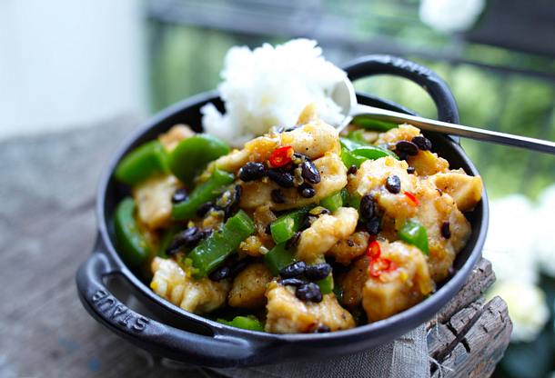 Hähnchen-Wok mit Paprika und schwarzen Bohnen Rezept