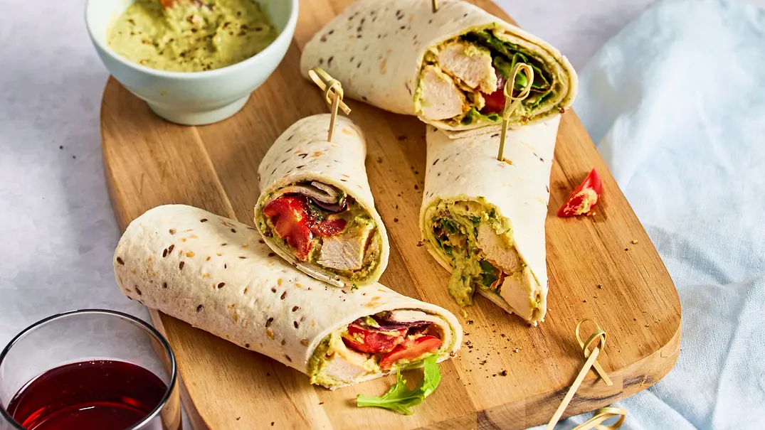 4 Hähnchen-Wraps mit Bärlauch-Hummus auf einem Holzbrett - Foto: LECKER @ Bauer Media Group
