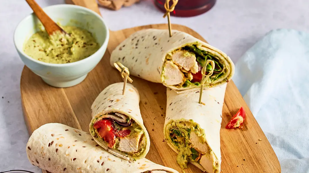 Hähnchen-Wraps mit grünem Hummus Rezept - Foto: LECKER @ Bauer Media Group Hähnchen-Wraps mit grünem Hummus Rezept - Foto: LECKER @ Bauer Media Group