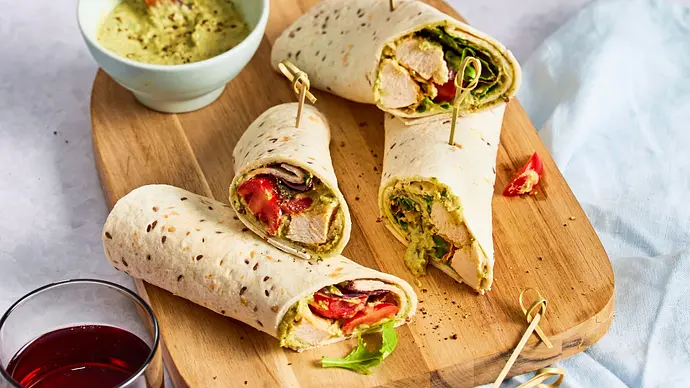 4 Hähnchen-Wraps mit Bärlauch-Hummus auf einem Holzbrett - Foto: LECKER @ Bauer Media Group 4 Hähnchen-Wraps mit Bärlauch-Hummus auf einem Holzbrett - Foto: LECKER @ Bauer Media Group