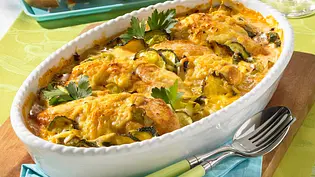 Zucchini-Auflauf mit Hähnchen - Foto: LECKER @ Bauer Media Group Zucchini-Auflauf mit Hähnchen - Foto: LECKER @ Bauer Media Group