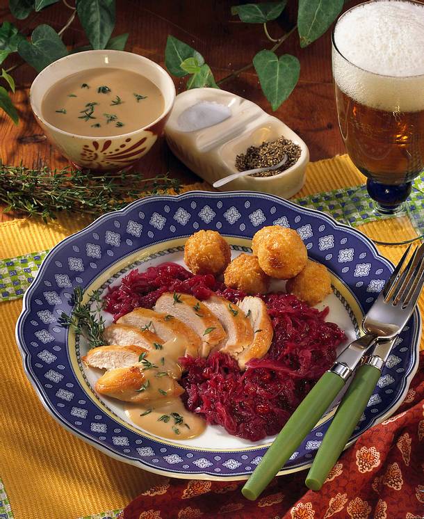 Hähnchenbrust mit Rotkohl und Kartoffelbällchen Rezept | LECKER