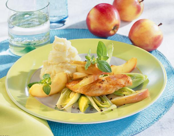 Hähnchenfilet auf Apfel-Porreegemüse Rezept Hähnchenfilet auf Apfel-Porreegemüse Rezept