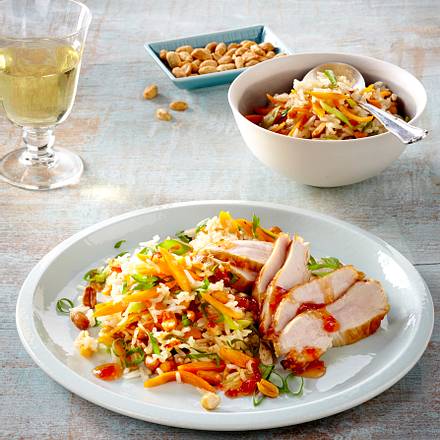 Hähnchenfilet auf Bratreis mit Möhren, Lauchzwiebeln, Erdnusskernen und süß-saurer Soße Rezept Hähnchenfilet auf Bratreis mit Möhren, Lauchzwiebeln, Erdnusskernen und süß-saurer Soße Rezept