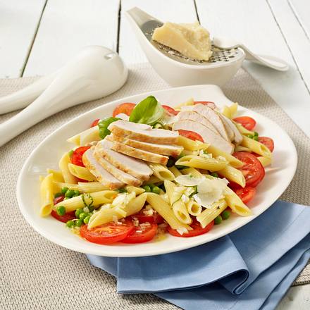 Hähnchenfilet auf buntem Nudelsalat Rezept