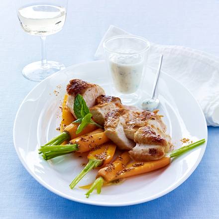 Hähnchenfilet auf karamellisierem Möhrengemüse mit Minz-Joghurt Rezept Hähnchenfilet auf karamellisierem Möhrengemüse mit Minz-Joghurt Rezept