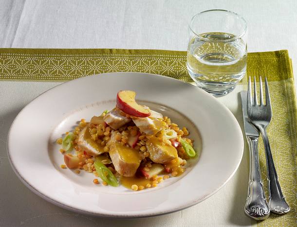 Hähnchenfilet auf rotem Linsengemüse mit Äpfeln und Currysoße Rezept Hähnchenfilet auf rotem Linsengemüse mit Äpfeln und Currysoße Rezept
