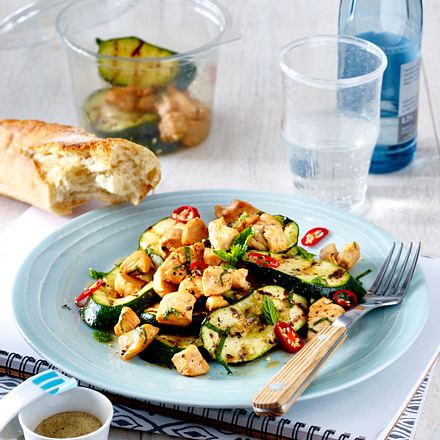 Hähnchenfilet auf Zucchinisalat Rezept Hähnchenfilet auf Zucchinisalat Rezept