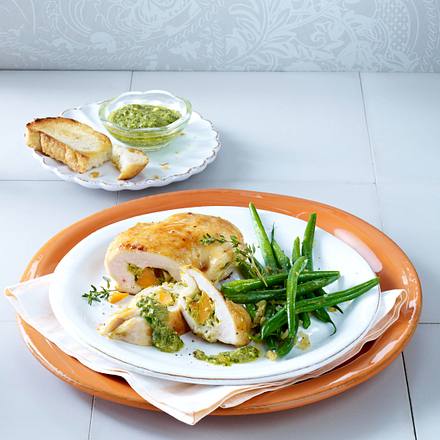 Hähnchenfilet gefüllt mit Möhren-Cashew-Pesto zu Bohnen Rezept Hähnchenfilet gefüllt mit Möhren-Cashew-Pesto zu Bohnen Rezept