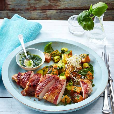 Hähnchenfilet im Speckmantel mit gemischtem Kartoffelsalat Rezept Hähnchenfilet im Speckmantel mit gemischtem Kartoffelsalat Rezept