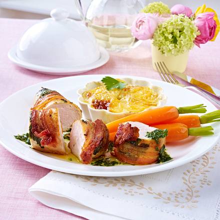 Hähnchenfilet im Speckmantel zu Kartoffel-Kohlrabi-Gratin und Kräuter-Möhren Rezept